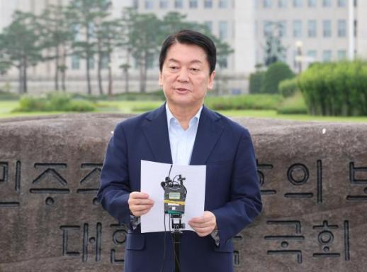 안철수 개미들 증시 폭락에 휴가비 날려…개미핥기 李 대통령은 휴가 떠나