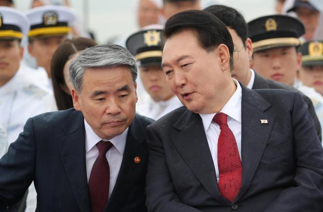 윤석열 대통령이 지난 2023년 9월 15일 인천항 수로 및 팔미도 근해 노적봉함에서 열린 제73주년 인천상륙작전 전승기념식에서 이종섭 국방부 장관왼쪽과 대화하고 있다 사진대통령실통신사진기자단
