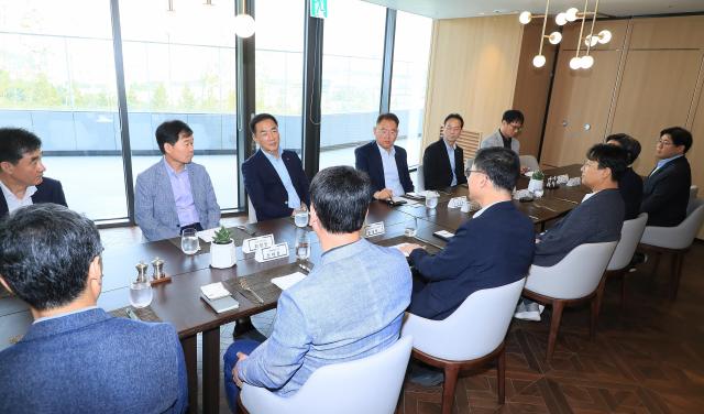 정장선 시장이 삼성전자 평택캠퍼스 임원진과 간담회를 진행하고 있다 사진평택시