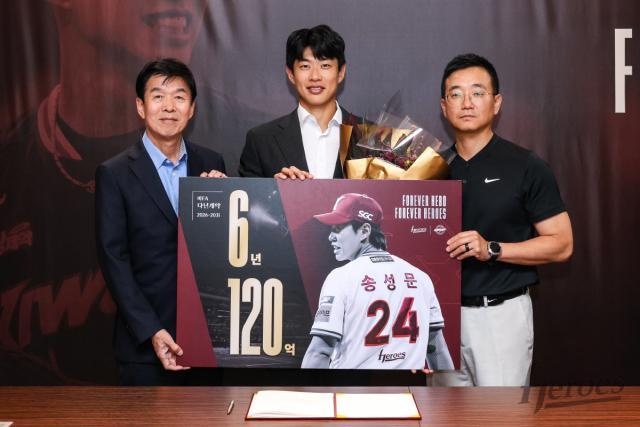 4일 프로야구 키움 히어로즈가 팀 핵심 내야수 송성문가운데과 대형 계약을 맺었다 사진키움 히어로즈