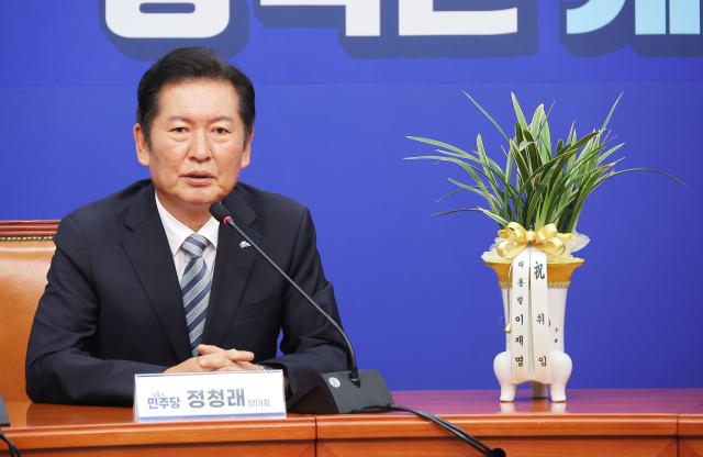 정청래 더불어민주당 신임 대표가 4일 국회 당대표실에서 우상호 대통령실 정무수석을 접견한 뒤 인사말을 하고 있다사진연합뉴스