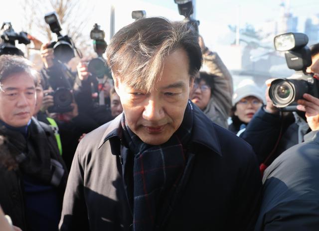 정치권에서 광복절을 열흘 앞두고 조국 조국혁신당 전 대표에 대한 사면 문제로 갑론을박이 펼쳐지고 있다 조 전 대표는 지난해 12월 자녀 입시비리와 청와대 감찰 무마 혐의로 징역 2년이 확정돼 복역 중이다사진연합뉴스