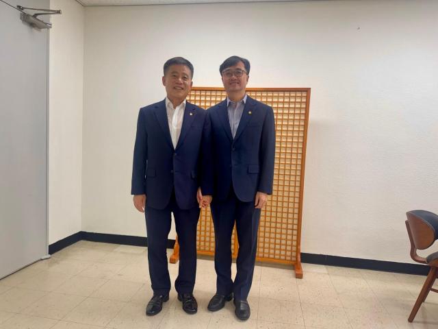 정성주 김제시장왼쪽이 임기근 기획재정부 제2차관에게 지역 주요현안을 설명하고 내년 국비반영을 요청하고 있다사진김제시