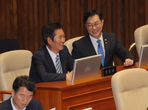 [아주경제 오늘의 뉴스 종합] 필리버스터 첫 주자 野신동욱 방송법, 민주노총 일자리 만들어 주기 법 外
