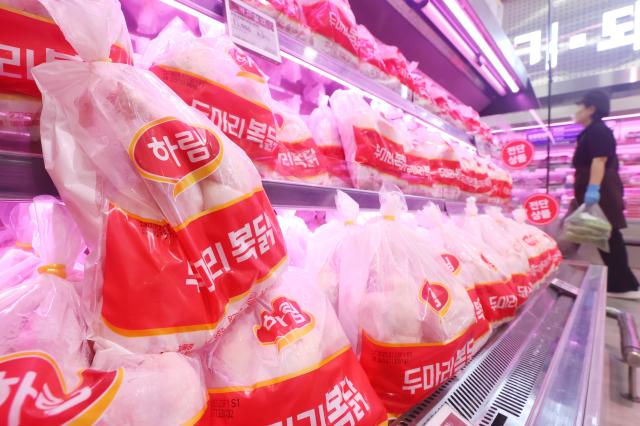 지난달 17일 서울 중구 롯데마트 서울역점에 판매중인 닭사진연합뉴스