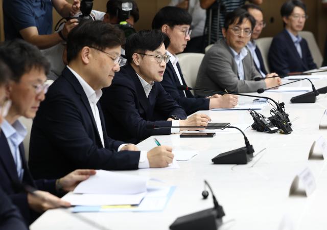 김정관 산업통상자원부 장관이 4일 서울 중구 대한상공회의소에서 열린 대미 통상 전략 라운드 테이블에서 모두발언하고 있다  사진연합뉴스