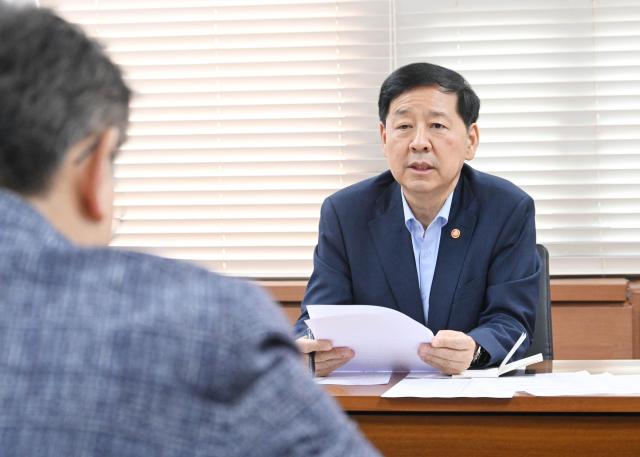 구윤철 부총리 겸 기획재정부 장관이 4일 서울 종로구 정부서울청사에서 서울청사와 세종청사간 화상으로 열린 기재부 확대간부회의를 주재하고 있다 사진기획재정부