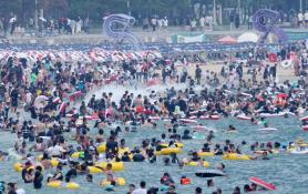 [PHOTOS] S. Koreans enjoy scorching summer