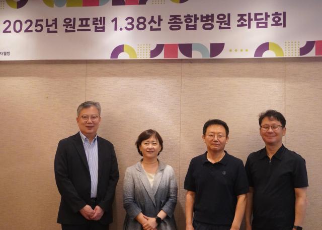 왼쪽부터 조영석 서울성모병원 교수 김유선 강동성심병원 교수 김지원 서울특별시 보라매병원 교수 임종필 서울대학교병원 교수가 사진촬영을 하고 있다사진GC녹십자웰빙