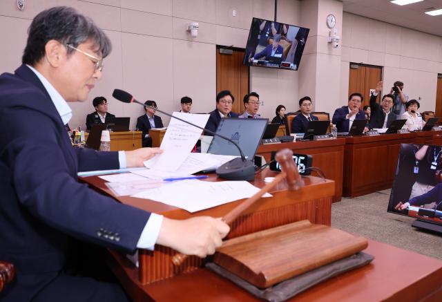1일 서울 여의도 국회에서 방송 3법 노란봉투법 상법 등 을 심의 의결하기 위해 열린 법제사법위원회 전체회의에서 노란봉투법이 통과되고 있다 사진연합뉴스