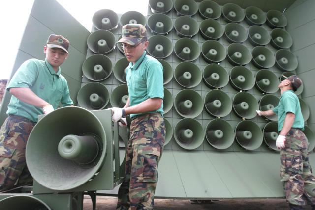 Vào tháng 6 năm 2004 Hàn Quốc đã tháo dỡ một loa phóng thanh dùng để phát thông điệp tới Triều Tiên ở mặt trận phía Tây ẢnhYonhap News