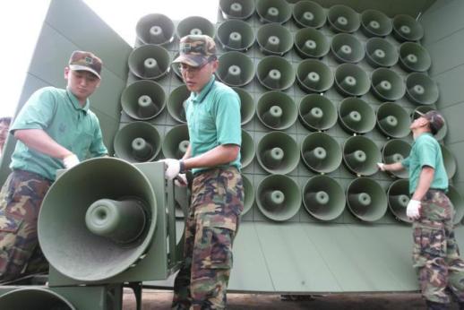 Hàn Quốc có động thái giảm bớt căng thẳng liên Triều…Bắt đầu tháo dỡ loa phóng thanh ở biên giới với Triều Tiên