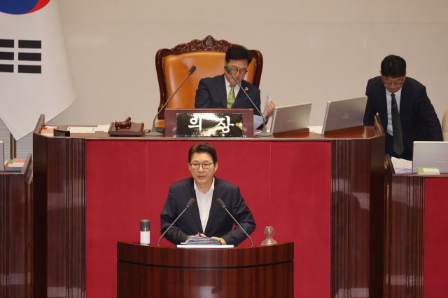 4일 국회 본회의에서 방송3법방송법·방송문화진흥회법·한국교육방송공사법 개정안 중 방송법 일부개정법률안이 상정되자 국민의힘 신동욱 의원이 무제한토론필리버스터에 나서고 있다 사진연합뉴스