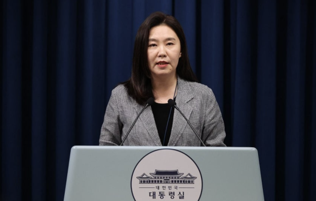 강유정 대변인이 4일 용산 대통령실 기자회견장에서 비서실장 주재 수석보좌관회의 브리핑을 하고 있다 사진연합뉴스