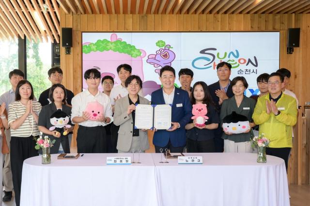 4일 노관규 순천시장과 최종일 ㈜아이코닉스 대표가 순천만국가정원 정원워케이션센터에서 IP 기반 문화콘텐츠 산업 활성화를 위한 업무협약을 체결한 후 기념촬영을 하고 있다 사진순천시
