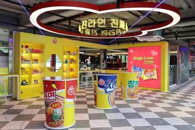 한강버스 압구정 선착장 내 오뚜기 해피냠냠 라면가게 전경 사진오뚜기 