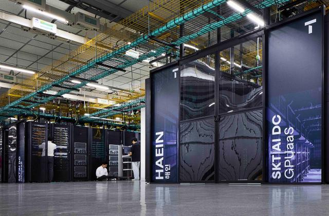 SK텔레콤은 8월 1일 최신 B200 GPU 기반의 소버린Sovereign GPUaaSGPU-as-a-Service를 출시했다고 밝혔다 사진은 SK브로드밴드 가산 AI DC에 구축된 B200 클러스터 ‘해인’의 모습사진SKT