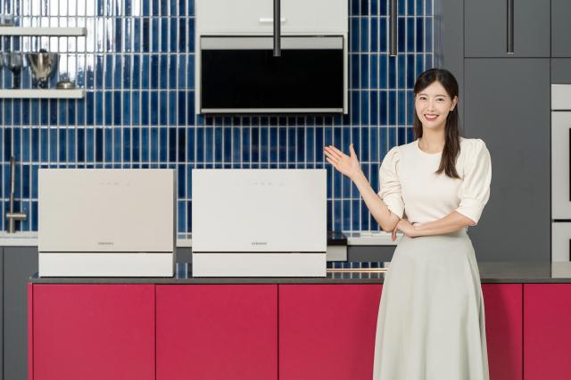 삼성전자 신제품 2025년형 비스포크 식기세척기 카운터탑을 소개하는 모델 사진삼성전자