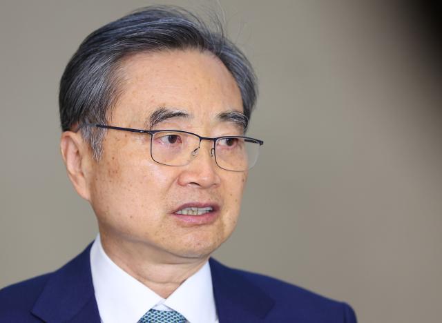 취임 후 첫 한일 외교장관 회담과 한미 외교장관 회담을 마친 조현 외교부 장관이 3일 인천국제공항 제2여객터미널을 통해 귀국해 취재진 질문에 답하고 있다사진연합뉴스