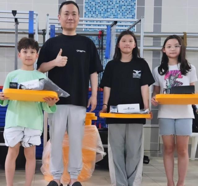 화성특례시수영연맹 회장우동현이 유소년 수영연맹 선수들에게 용품을 전달하고 파이팅하는 모습 사진화성특례시수영연맹