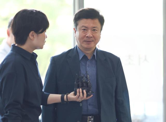 전하규 국방부 대변인이 5일 참고인 신분으로 조사를 받기 위해 서울 서초한샘빌딩에 위치한 순직해병특별검사팀으로 출석하고 있다 202585 사진연합뉴스