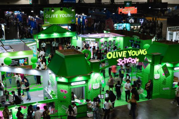 이달 13일현지시간 미국 로스앤젤레스에서 열린 KCON LA 2025에서 올리브영 부스가 현지 관람객들로 북적이고 있다 사진CJ올리브영