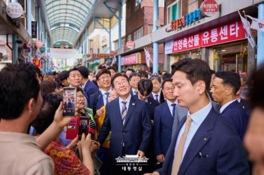 열린 경호에 꽃핀 소통령...대통령경호처, 소통 가교로 재탄생