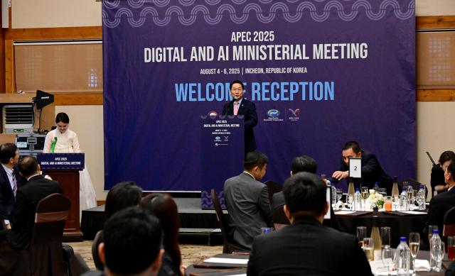 유정복 인천광역시장이 4일 연수구 경원재에서 열린 APEC 2025 디지털 ·AI 장관회의 만찬에서 건배사를 하고 있다 사진인천시
