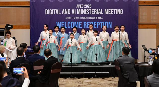 유정복 인천광역시장이 4일 연수구 경원재에서 열린 APEC 2025 디지털 ·AI 장관회의 만찬에서 식전 공연을 관람하고 있다 사진인천시