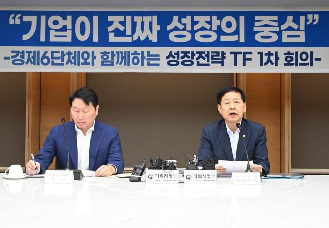 구윤철 부총리 겸 기획재정부 장관사진 오른쪽이 5일 서울 대한상공회의소에서 경제6단체가 참석한 가운데 열린 성장전략 TF 1차회의에서 모두발언을 하고 있다 왼쪽은 최태원 대한상공회의소 회장 사진기획재정부