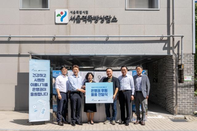 왼쪽부터 신장수 금융위원회 은행과장 권대영 금융위원회 부위원장 유호연 서울역쪽방상담소장 장민철 전국쪽방상담소협의회장 조용병 은행연합회장 김재진 서울시 복지기획관 박진우 은행연합회 본부장 사진은행연합회
