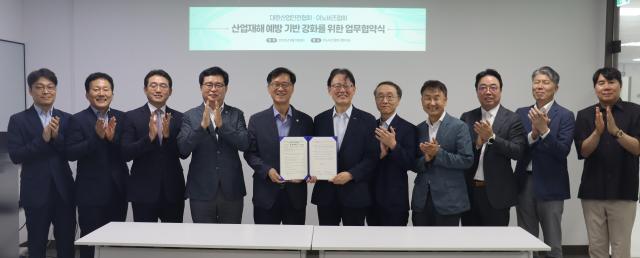 이노비즈협회와 대한산업안전협회가 업무협약을 체결하고 기념사진을 촬영하고 있다 사진이노비즈협회