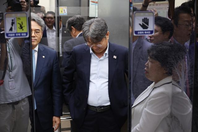 지난 1일 서울 여의도 국회에서 방송 3법 노란봉투법 상법 등 을 심의 의결하기 위해 열린 법제사법위원회 전체회의가 정회된 후 이춘석 위원장이 법사위 국민의힘 간사 박형수 의원을 비롯한 의원들로부터 토론 종결 등 위원회 운영에 대해 항의받고 있다 사진연합뉴스