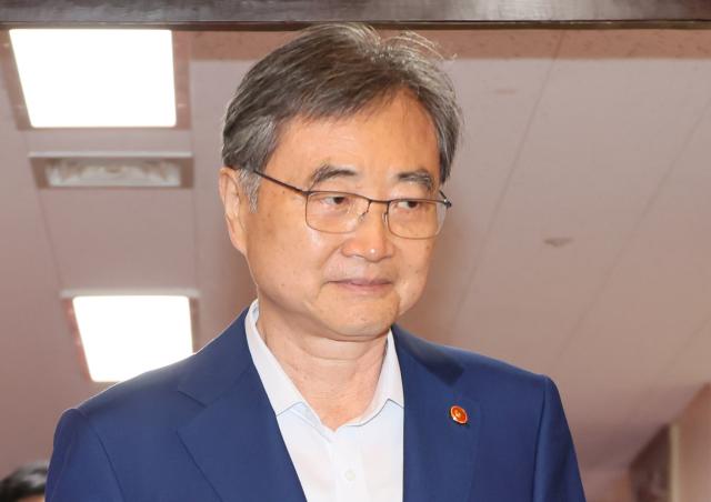 조현 외교부 장관이 5일 서울 종로구 정부서울청사에서 열린 국무회의에 참석하고 있다 사진연합뉴스