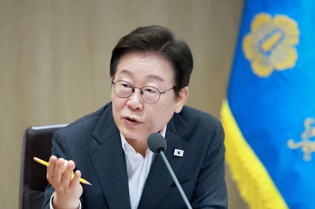 이재명 대통령이 29일 서울 용산 대통령실 청사에서 열린 국무회의에서 국무위원들과 중대재해 근절대책 토론을 하며 발언하고 있다사진연합뉴스