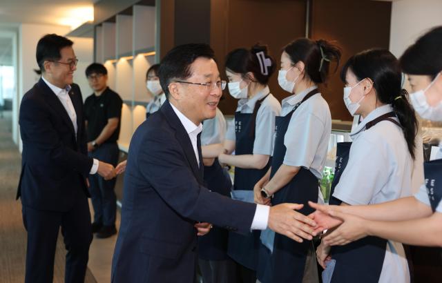 한화생명 신임 각자 대표로 선임된 권혁웅 부회장왼쪽 앞과 이경근 사장왼쪽 뒤이 5일 서울 영등포구 한화생명 본사에서 임직원과 악수하고 있다 사진한화생명