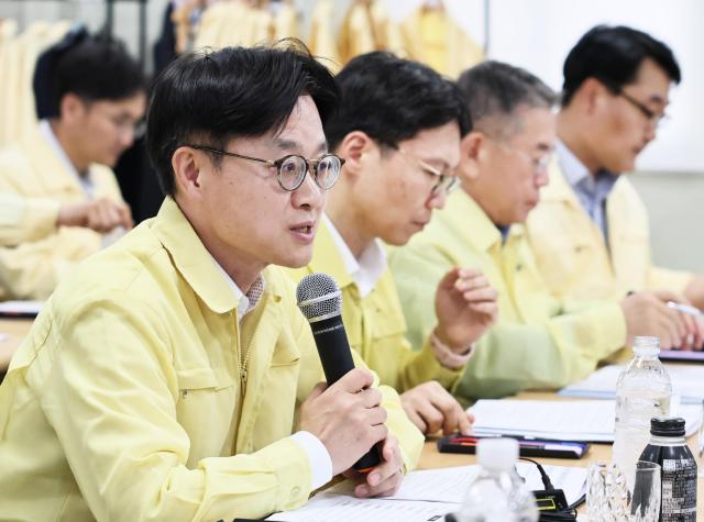 김정관 산업통상자원부 장관은 5일 신가평변환소를 방문해 에너지 공기업들과 전력인프라 건설현장신가평변환소 점검 및 에너지공기업 간담회를 주재하고 있다 사진산업통상자원부