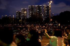 Thời tiết nắng nóng khiến người dân Hàn Quốc đổ xô ra sông Hàn, biển Haeundae vào ban đêm
