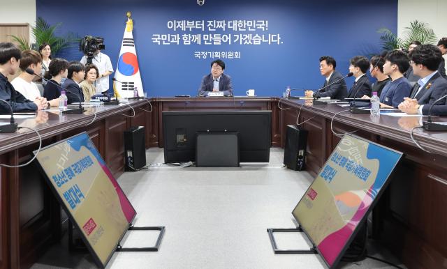 22일 서울 종로구 국정기획위원회에서 열린 청소년 명예 국정기획위원 위촉식에서 이한주 위원장이 환영사를 하고 있다 사진연합뉴스