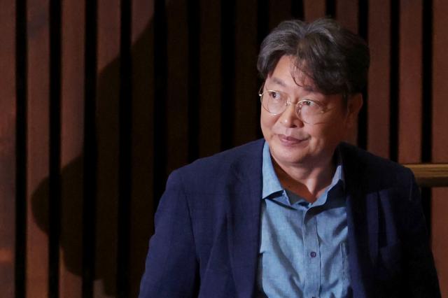 차명 주식거래 의혹을 받는 더불어민주당 이춘석 의원이 5일 국회 본회의에 출석해 방송법 개정안에 대한 기표를 한 뒤 투표함으로 이동하고 있다 사진연합뉴스