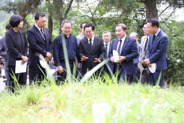 8일 오전 선감학원 공동묘역에서 열린 선감학원 희생자 유해발굴 개토 행사에서 김동연 경기도지사가 개토 행사를 마치고 선감학원 희생자 분묘를 살펴보고 있다 사진경기도