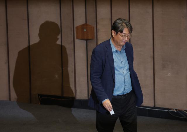 차명 주식거래 의혹을 받는 더불어민주당 이춘석 의원이 5일 국회 본회의에서 방송법 일부개정법률안 관련 필리버스터 종결 동의를 표결하는 투표를 하고 있다 사진연합뉴스