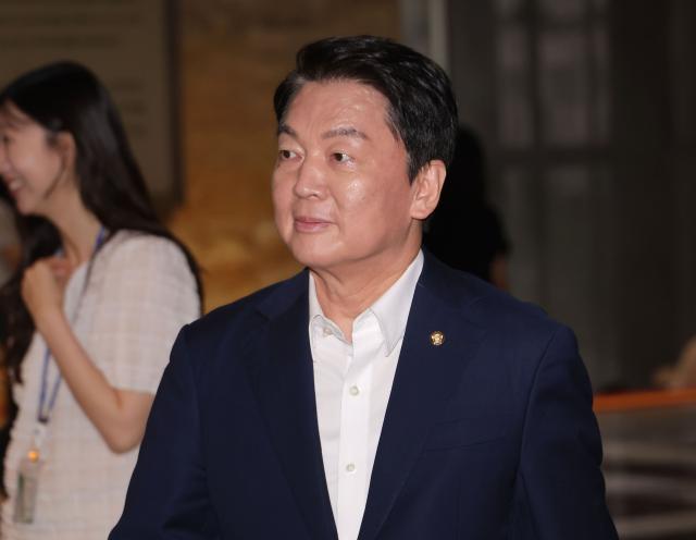 안철수 국민의힘 의원이 4일 국회에서 열린 의원총회에 참석하고 있다 사진연합뉴스