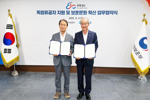 지난 5일 서울 용산구 서울지방보훈청에서 열린 광복 80주년 독립유공자 지원 및 보훈문화 확산 업무 협약식에서 왼쪽부터 권오을 국가보훈부 장관 임종룡 우리금융그룹 회장이 기념사진을 촬영하는 모습 사진우리금융
