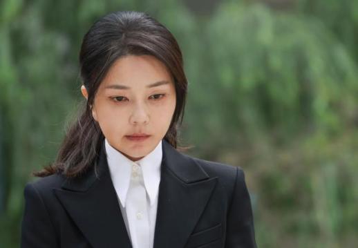 韩国宪政史上第一夫人首例 金建希以嫌疑人身份公开接受独检组调查 