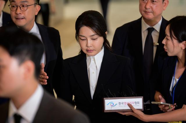 尹錫悦前大統領の妻、金建希氏「国民に申し訳ない」…特別検察に被疑者として出頭