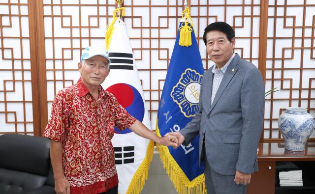 남관우 전주시의회 의장오른쪽이 채규칠 제기차기 명인과 전통놀이 등에 대한 협력방안을 논의하고 있다사진전주시의회