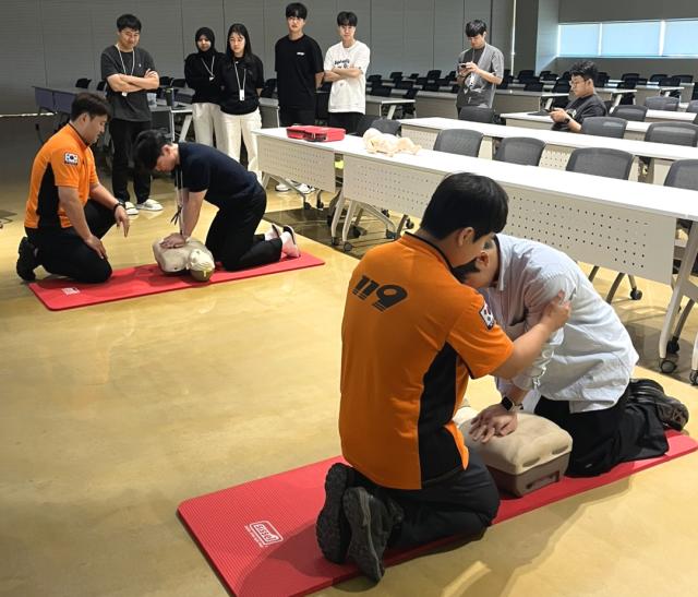 대웅제약 임직원들이 청주서부소방서 소속 119 구급대원의 지도에 맞춰 심폐소생술 모의 실습을 하고 있다사진대웅제약