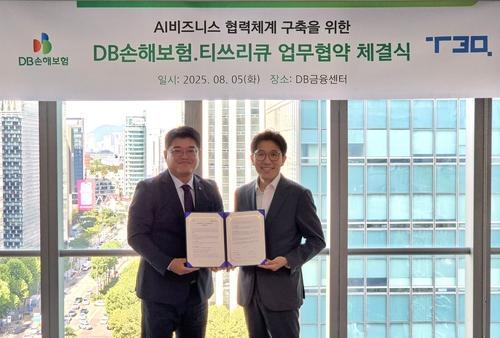 5일 서울시 강남구 DB금융센터에서 DB손해보험 심진섭본부장왼쪽과 T3Q 박병훈대표가 업무협약을 맺고 기념 촬영을 하고 있는 모습사진DB손해보험