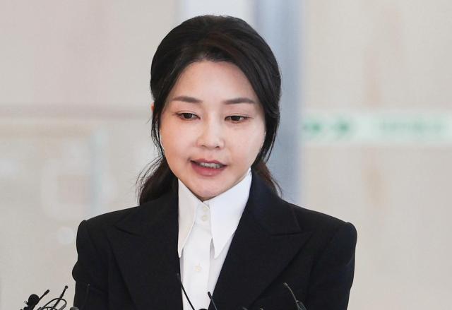 윤석열 전 대통령 부인 김건희 여사가 6일 서울 종로구 KT광화문빌딩 웨스트에 마련된 민중기 특별검사팀에 피의자 신분으로 첫 출석하며 발언하고 있다 202586 사진공동취재단